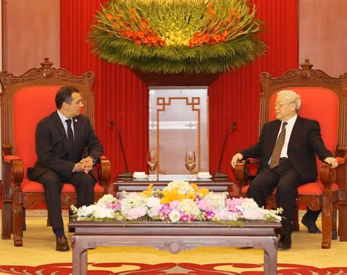 越共中央总书记阮富仲会见墨西哥参议长埃内斯托。(图片来源:越通社) 越共中央总书记阮富仲会见墨西哥参议长埃内斯托。(图片来源:越通社)