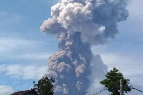 印尼苏拉威西岛再遇火山爆发。 图自越通社