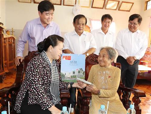 阮氏金银走访慰问茶句县英雄母亲。图自越通社 阮氏金银走访慰问茶句县英雄母亲。图自越通社