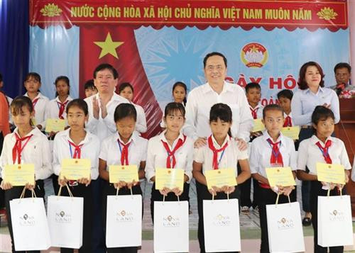 陈庆敏向优秀贫困生送去礼物。图自越通社 陈庆敏向优秀贫困生送去礼物。图自越通社