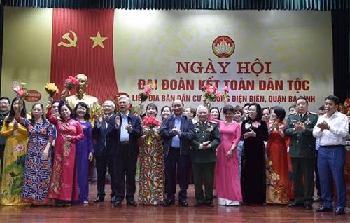 阮春福与各代表合影。图自越通社