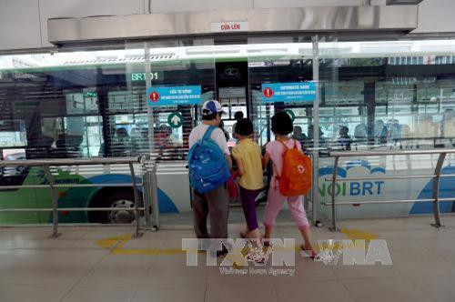 附图:河内市快速公交站。(图片来源:越通社) 附图:河内市快速公交站。(图片来源:越通社)