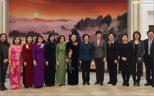 两国妇联代表合影。（图片来源：互联网）