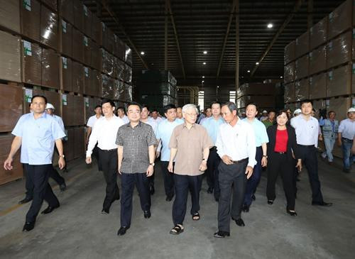 阮富仲走访坚江省工业和农业生产基地。图自越通社 阮富仲走访坚江省工业和农业生产基地。图自越通社