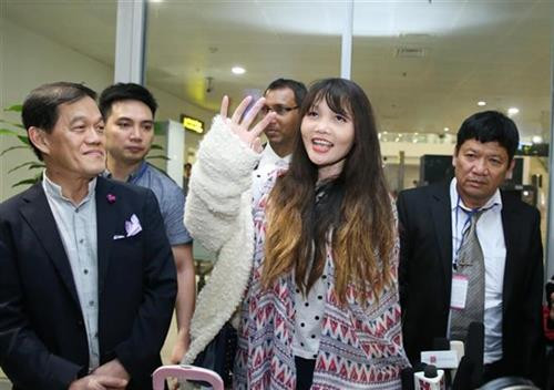 越南公民段氏香在河内内排国际机场。图自越通社