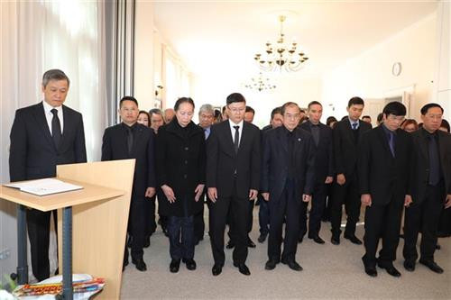 越南驻德国大使馆和总领事馆为原越南国家主席黎德英大将举行吊唁仪式。图自越通社