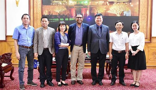 承天顺化省人民委员会副主席阮容与世界自然基金会代表团合影。图自baothuathienhue.vn 承天顺化省人民委员会副主席阮容与世界自然基金会代表团合影。图自baothuathienhue.vn