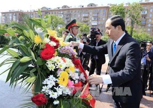 陈大光主席与夫人和越南高级代表团已前往胡志明广场,向胡志明主席塑像敬献鲜花。(图片来源:越通社) 陈大光主席与夫人和越南高级代表团已前往胡志明广场,向胡志明主席塑像敬献鲜花。(图片来源:越通社)