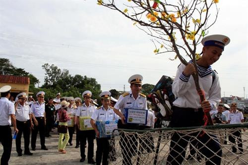 向海军战士们赠送年货。（图片来源：越通社）