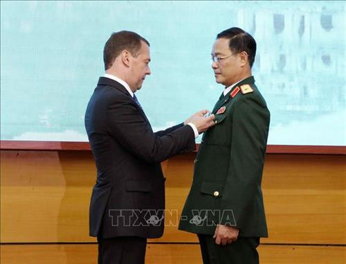 俄罗斯总理梅德韦杰夫越俄热带综合科技研究中心主任阮洪余少将授予友谊勋章。图自越通社