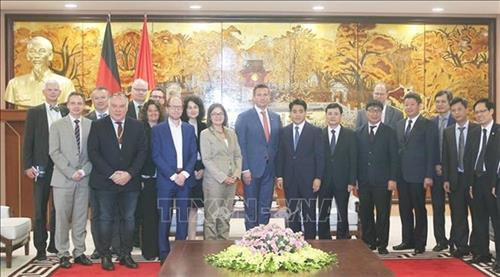 双方代表合影。图自越通社 双方代表合影。图自越通社