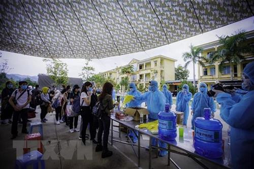 和平省接受从德国回来的80名越南公民并将其送到隔离场所进行集中隔离。图自越通社