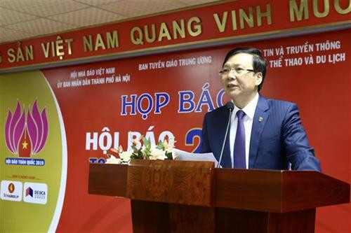 越南新闻工作者协会常务副主席、2019年刊物展组委会主席胡光利在新闻发布会上发言。图自越通社