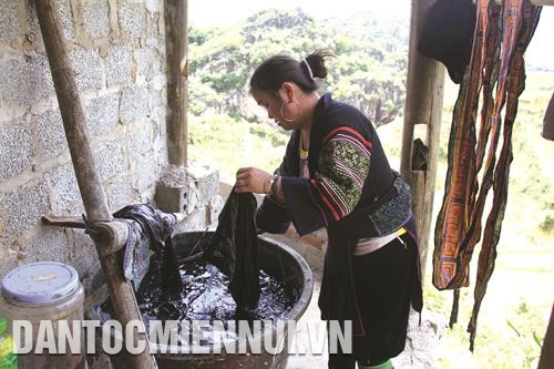 为产出精美如意的产品，操氏冲女士亲自负责染色环节。