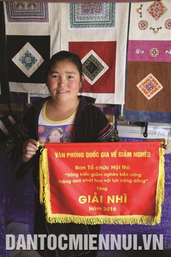 操氏冲女士与1号土锦俱乐部其他成员交换土锦编织经验