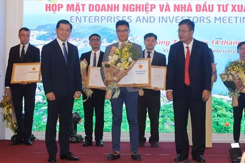 巴地头顿省向投资者颁发9个投资许可证，注册资金达9.9万亿越盾和近1.63亿美元。图自互联网