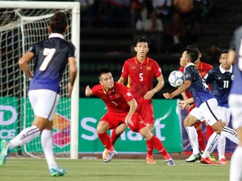 越南球员（红衣）与柬埔寨球员激烈角逐。（图片来源：http://thethao.vnexpress.net）