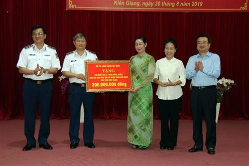 越南海警司令部向坚江省渔民赠送200份慰问品。图自越通社