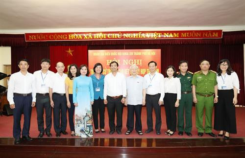 越共中央总书记阮富仲和河内纸桥郡选民合影。(图片来源:越通社) 越共中央总书记阮富仲和河内纸桥郡选民合影。(图片来源:越通社)