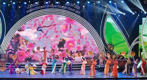论坛上举行的一个文艺节目。图自越通社 论坛上举行的一个文艺节目。图自越通社