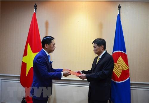 越南常驻东盟代表团团长陈德平大使（左）向东盟秘书长林玉辉递交委任书。（图片来源：越通社）
