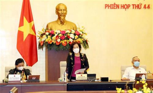 越南国会主席阮氏金银主持召开第十四届国会常务委员会第44次会议。图自越通社