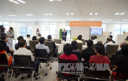 丁进勇部长与FPT日本公司工作人员交谈。(图片来源:越通社) 丁进勇部长与FPT日本公司工作人员交谈。(图片来源:越通社)