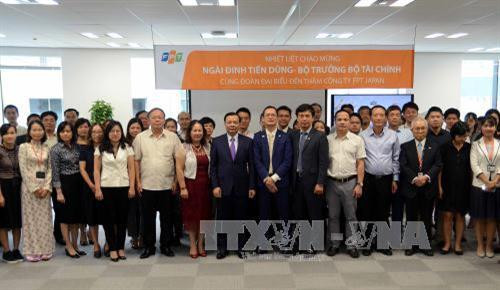 丁进勇部长与FPT日本公司工作人员合影。(图片来源:越通社) 丁进勇部长与FPT日本公司工作人员合影。(图片来源:越通社)