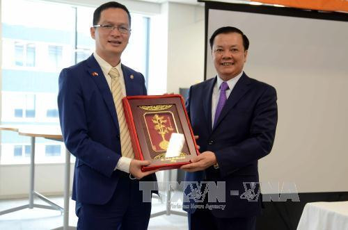 丁进勇部长(右)向FPT日本公司经理陈登和赠送纪念品。(图片来源:越通社) 丁进勇部长(右)向FPT日本公司经理陈登和赠送纪念品。(图片来源:越通社)