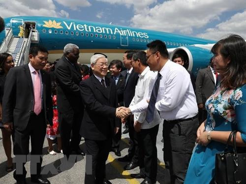 阮富仲与越南高级代表团首都哈瓦那何塞·马蒂国际机场，开始对古巴进行国事访问。（图片来源：越通社）