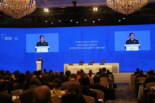 越南国防部长吴春历大将在对话会上发言。（图片来源：越通社）