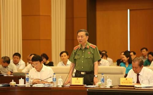 越南公安部部长苏林上将向会议作了有关各大城市、工业园区维护社会治安秩序的工作。图自越通社