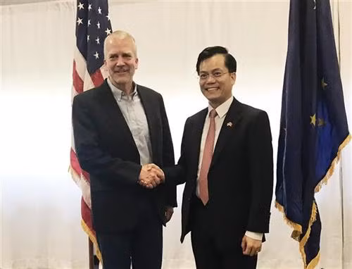 越南驻美国大使何金玉(右)与美国参议院议员丹·苏立文。图自越通社 越南驻美国大使何金玉(右)与美国参议院议员丹·苏立文。图自越通社