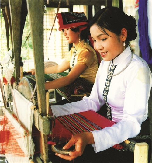 泰族妇女织造织锦。