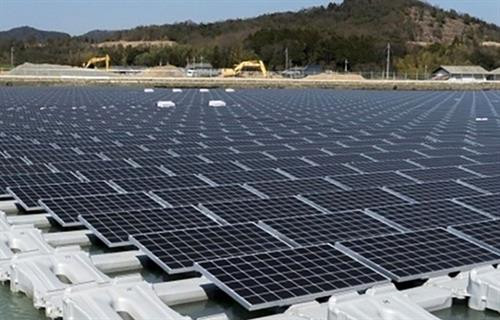 附图：太阳能发电厂。图自因特网
