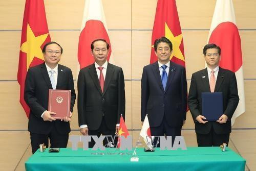 陈大光与安倍晋三已见证了两国各部门、行业签署和互相交换的4项合作文件。越通社记者 颜创 摄