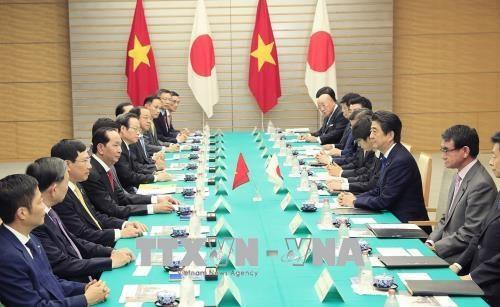 越南国家主席陈大光与日本首相安倍晋三举行会谈。越通社记者 颜创 摄