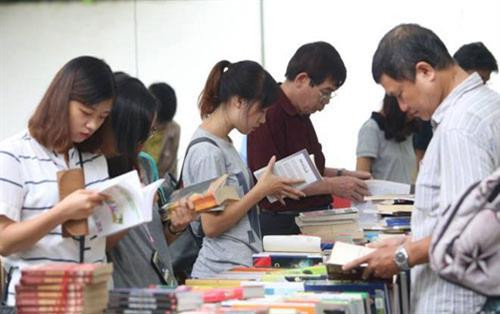 读者来前来参加河内旧书节。（图片来源：越通社）