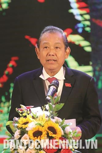 越共中央政治局委员、政府常务副总理张和平在表彰水发表讲话。