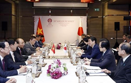 越南政府总理阮春福会见日本首相安倍晋三。图自越通社