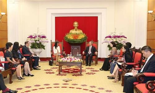 越共中央政治局委员、中央书记处书记、中央经济部部长阮文平会见国际货币基金组织亚太事务部第四条款磋商团团长艾拉·达布拉·诺里斯。图自越通社