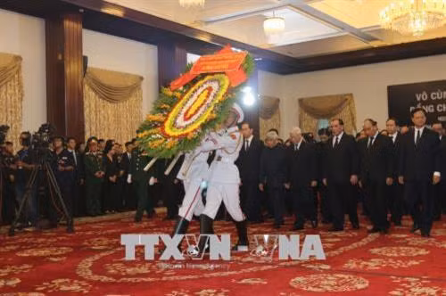 由越共中央总书记阮富仲为首的党中央代表团已悼念潘文凯同志。越通社记者 青武 摄 由越共中央总书记阮富仲为首的党中央代表团已悼念潘文凯同志。越通社记者 青武 摄
