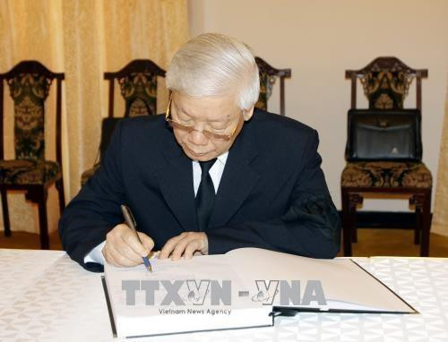 越共中央总书记阮富仲在吊唁簿上留言。越通社记者 青武 摄