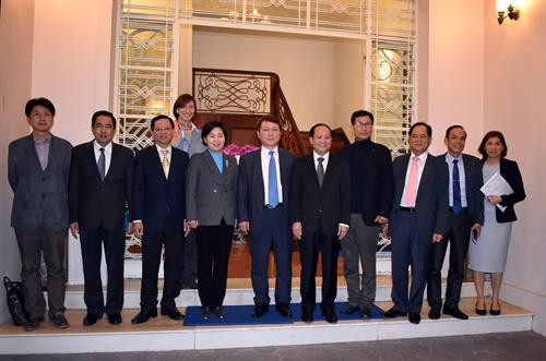 胡志明市市委常务副书记必成钢（右）会见韩国亚洲友好基金会主席崔宰诚。（图片来源：越通社）