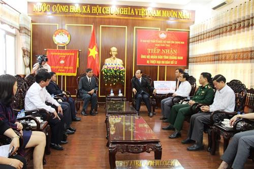 老挝色贡省向广南省灾民提供3亿越盾的援助资金。（图片来源：http://daidoanket.vn）