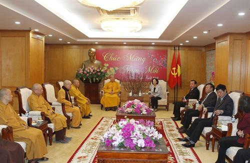 张氏梅会见越南佛教教会治事理事会常务副主席释清扰和尚一行。(图片来源：越通社）