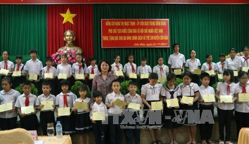 邓氏玉盛向昆岛县贫困儿童颁发助学金。（图片来源：越通社）