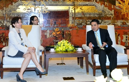 越南河内市人民委员会主席阮德钟2月23日会见了意大利驻越南大使西西里亚•皮乔尼。（图片来源：hanoi.gov.vn）