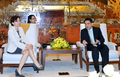 越南河内市人民委员会主席阮德钟2月23日会见了意大利驻越南大使西西里亚•皮乔尼。（图片来源：hanoi.gov.vn）