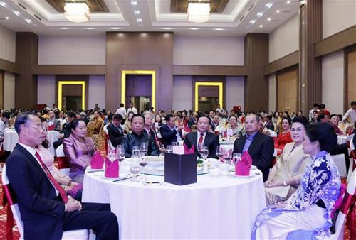 出席招待会的老挝代表们。（图片来源：越通社）